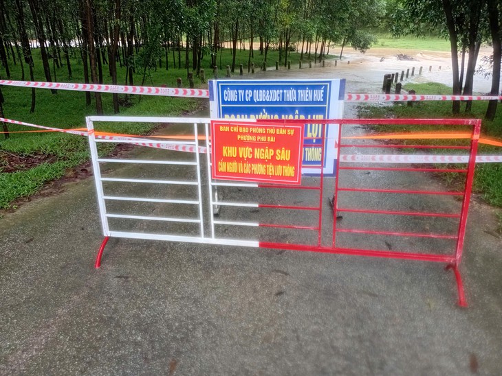 Huế cảnh báo tiếp tục mưa lớn, ngầm Ông Đủ ngập sâu chia cắt nhiều hộ dân- Ảnh 1.