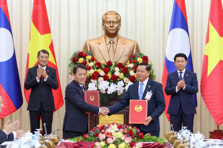 Việt Nam và Lào trao 11 văn kiện hợp tác quan trọng- Ảnh 1.