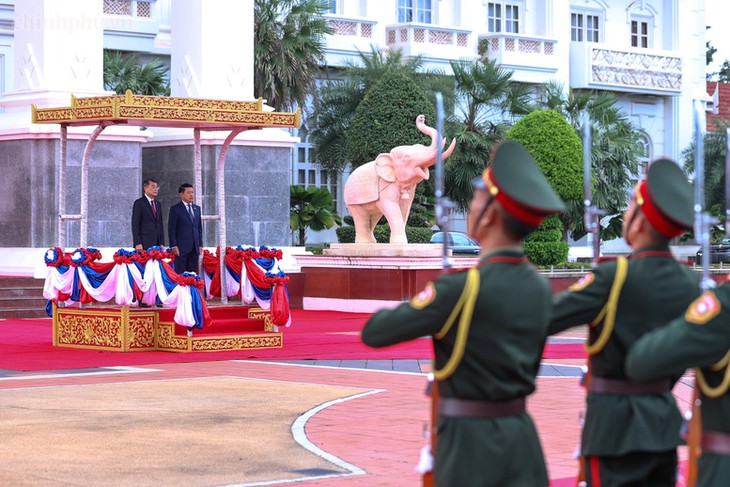Thủ tướng Lào Saleumxay Kommasith đón chính thức Thủ tướng Lê Minh Hưng - Ảnh 2.