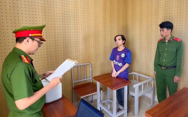 Đột kích kho hàng của 'bố già đường biên' thu giữ 30 tấn pháo nổ- Ảnh 4.