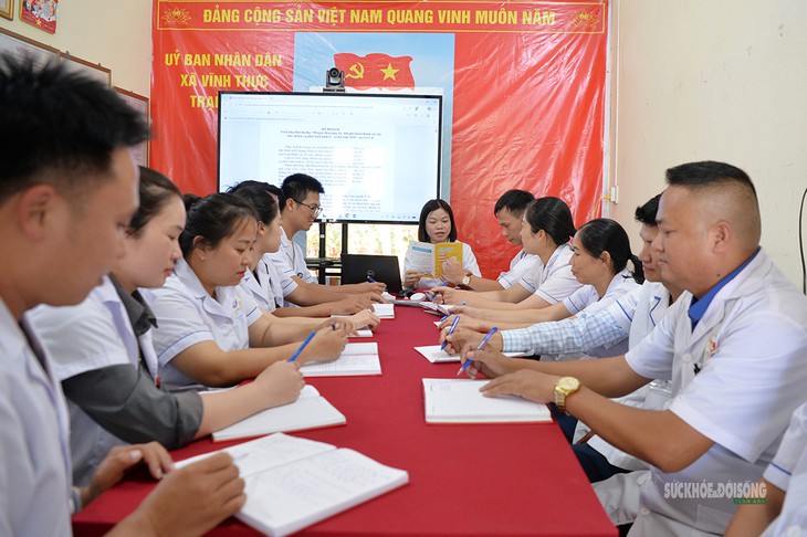 Theo chân bác sĩ vượt biển chăm sóc sức khỏe người dân đảo Vĩnh Thực- Ảnh 1.