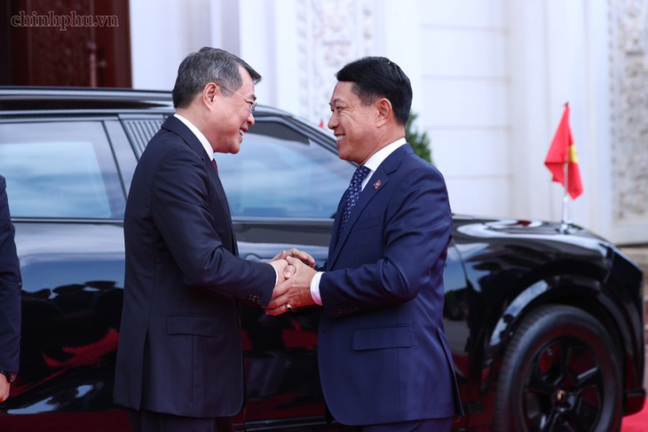 Thủ tướng Lào Saleumxay Kommasith đón chính thức Thủ tướng Lê Minh Hưng - Ảnh 1.