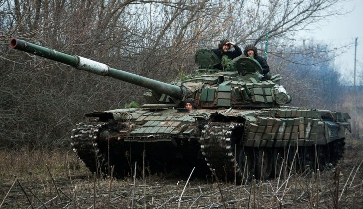 Xe tăng T-72 Ukraine lĩnh trọn đòn chớp nhoáng từ UAV Lancet Nga- Ảnh 1.