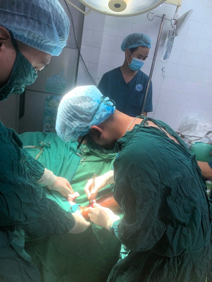 Y tế đảo tiền tiêu Bạch Long Vĩ phẫu thuật thành công cho bệnh nhân bị tai nạn lao động- Ảnh 1.