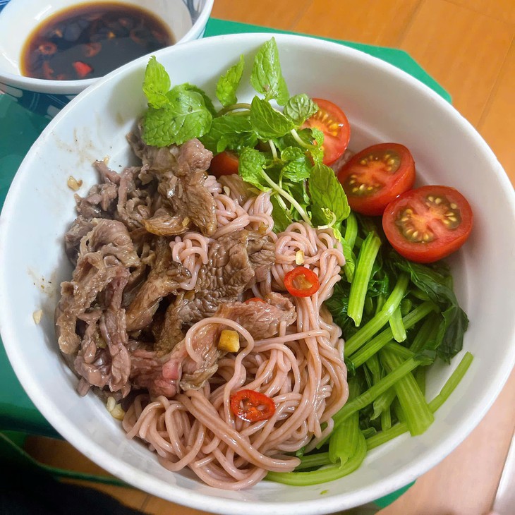 Bữa sáng đủ chất, hỗ trợ kiểm soát cân nặng - Ảnh 1.