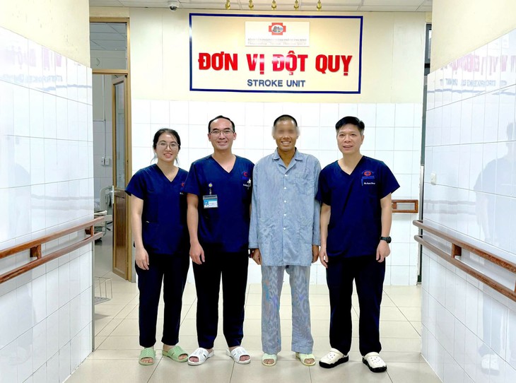 Chủ quan sốt nhẹ, đau rát họng, một thanh niên bị suy hô hấp nguy kịch - Ảnh 2.