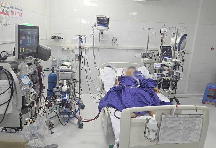 Chủ quan sốt nhẹ, đau rát họng, một thanh niên bị suy hô hấp nguy kịch - Ảnh 1.