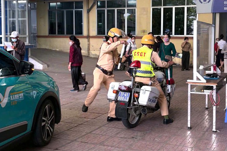 Cảnh sát 'mở đường' đưa cụ ông 80 tuổi bị đột quỵ đến viện cấp cứu- Ảnh 1.