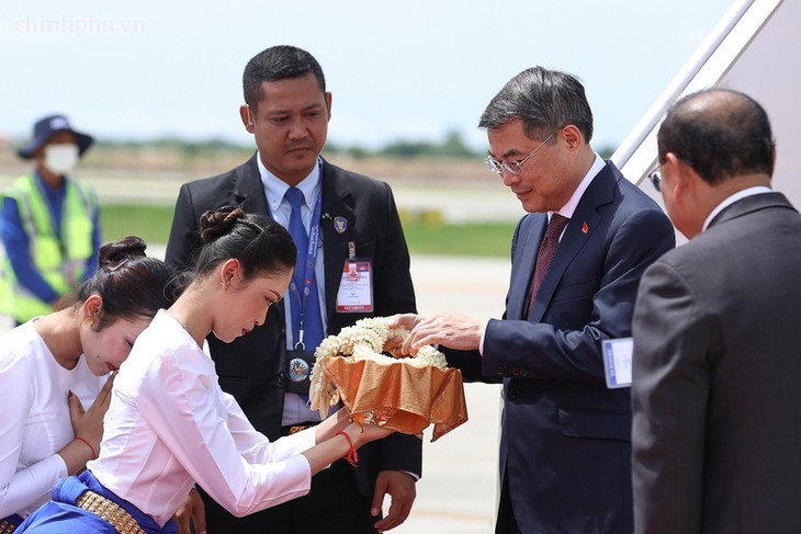 Thủ tướng Lê Minh Hưng đến Phnom Penh, bắt đầu thăm chính thức Campuchia- Ảnh 1.