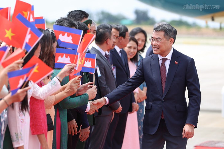 Thủ tướng Lê Minh Hưng đến Phnom Penh, bắt đầu thăm chính thức Campuchia- Ảnh 3.