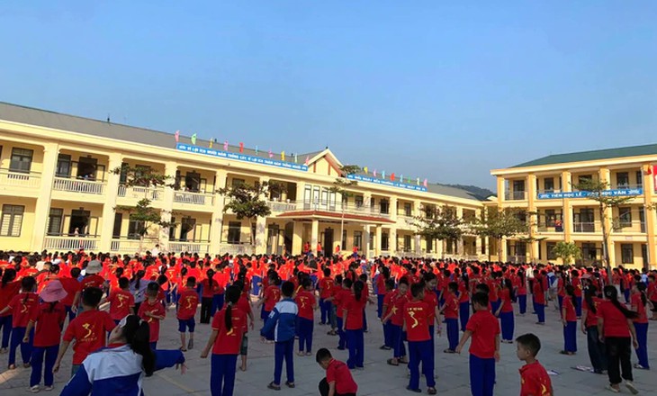 Học sinh Tiến Sơn trở lại trường sau hơn một tháng nghỉ học- Ảnh 1.