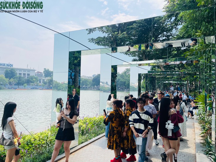 Có gì ở cầu Dải lụa, khung gương bên hồ Hoàn Kiếm? - Ảnh 1.