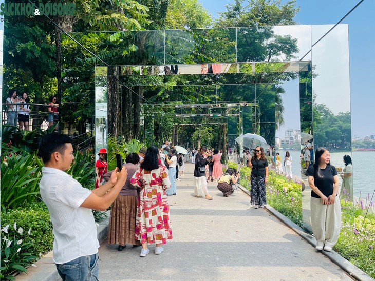 Có gì ở cầu Dải lụa, khung gương bên hồ Hoàn Kiếm? - Ảnh 2.