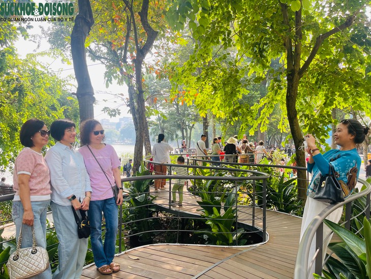 Có gì ở cầu Dải lụa, khung gương bên hồ Hoàn Kiếm? - Ảnh 4.