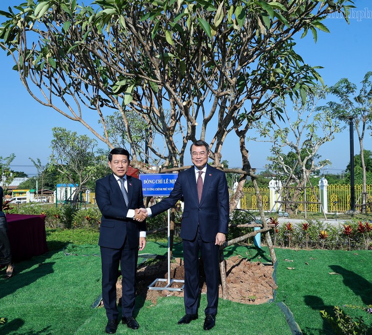 Thủ tướng Việt Nam và Lào dâng hoa tưởng niệm tại tượng đài ba lãnh tụ - Ảnh 4.