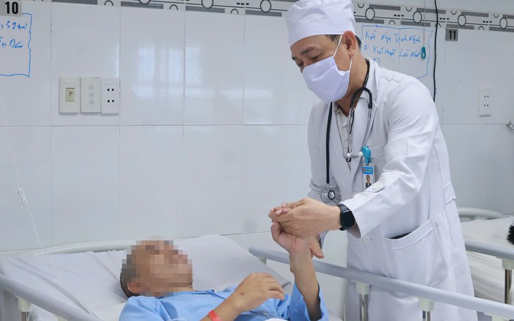 Bác sĩ Việt Nam phẫu thuật u não lớn cho phụ nữ Campuchia- Ảnh 3.