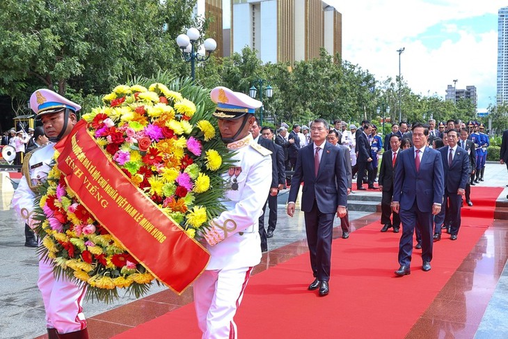 Thủ tướng Lê Minh Hưng đặt vòng hoa tại các đài tưởng niệm ở Campuchia - Ảnh 3.