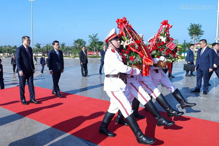 Thủ tướng Việt Nam và Lào dâng hoa tưởng niệm tại tượng đài ba lãnh tụ - Ảnh 1.