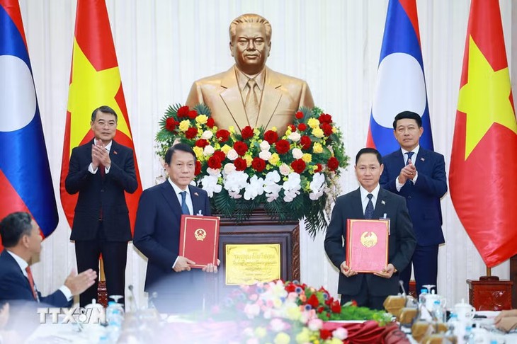 Việt Nam-Lào trao 17 văn kiện hợp tác tại hội nghị xúc tiến đầu tư- Ảnh 1.