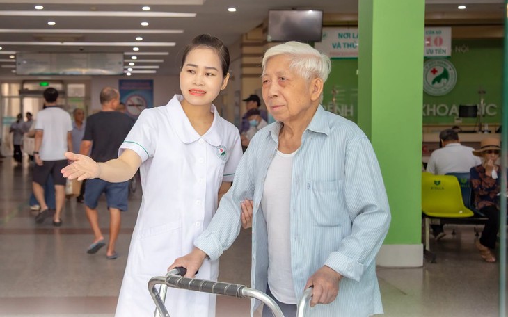 Điều dưỡng luôn 'kề vai sát cánh', đồng hành cùng sự sống của người bệnh - Ảnh 4.