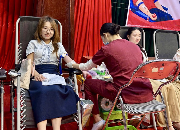 Hàng trăm người tham gia ngày hội hiến máu tại Quảng Trị- Ảnh 2.