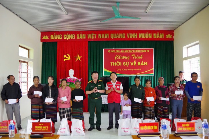 Hàng trăm dân bản vùng biên được trao quà, khám, phát thuốc miễn phí - Ảnh 2.