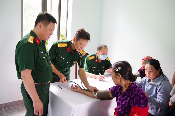 Hàng trăm dân bản vùng biên được trao quà, khám, phát thuốc miễn phí - Ảnh 3.
