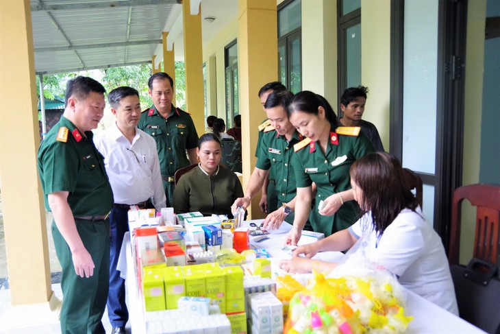 Hàng trăm dân bản vùng biên được trao quà, khám, phát thuốc miễn phí - Ảnh 4.