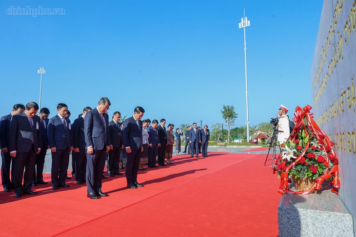 Thủ tướng Việt Nam và Lào dâng hoa tưởng niệm tại tượng đài ba lãnh tụ - Ảnh 2.