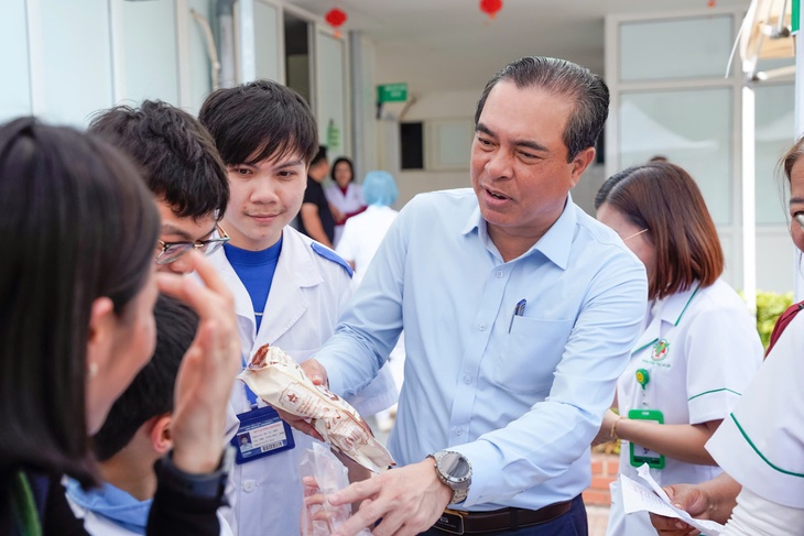 TS.BS Nguyễn Hồng Trường, Giám đốc Bệnh viện Đa khoa TP Vinh trao tặng nhu yếu phẩm thiết yếu cho người bệnh.