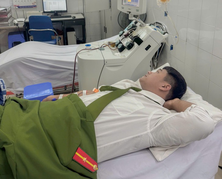 Thiếu úy Công an hiến tiểu cầu cứu bệnh nhân cao tuổi nguy kịch- Ảnh 1.