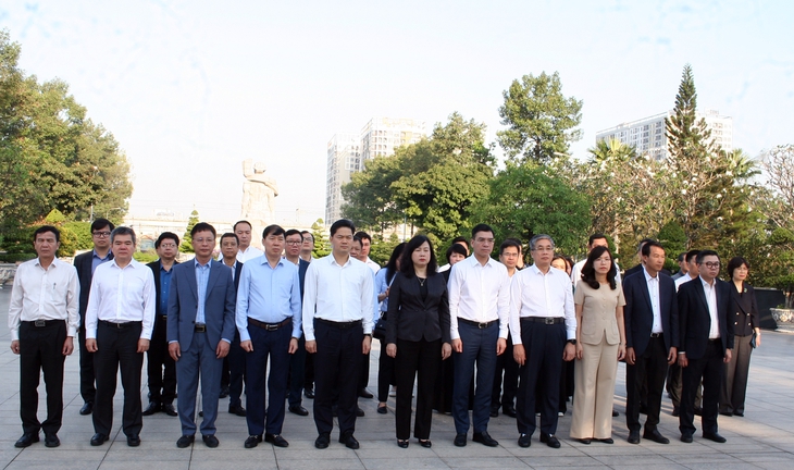 Lãnh đạo Bộ Y tế dâng hương tưởng niệm, tri ân các anh hùng liệt sĩ tại TPHCM- Ảnh 1. Lãnh đạo Bộ Y tế dâng hương tưởng niệm, tri ân các anh hùng liệt sĩ tại TPHCM- Ảnh 1.