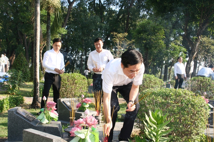 Lãnh đạo Bộ Y tế dâng hương tưởng niệm, tri ân các anh hùng liệt sĩ tại TPHCM- Ảnh 7. Lãnh đạo Bộ Y tế dâng hương tưởng niệm, tri ân các anh hùng liệt sĩ tại TPHCM- Ảnh 7.