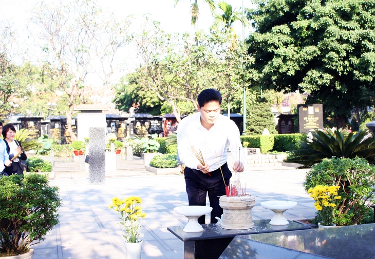 Lãnh đạo Bộ Y tế dâng hương tưởng niệm, tri ân các anh hùng liệt sĩ tại TPHCM- Ảnh 5. Lãnh đạo Bộ Y tế dâng hương tưởng niệm, tri ân các anh hùng liệt sĩ tại TPHCM- Ảnh 5.