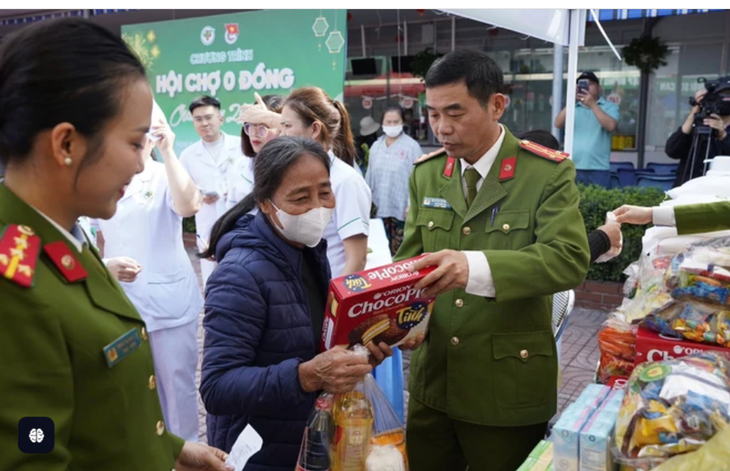 "Hội chợ 0 đồng" Bệnh viện Đa khoa TP Vinh tiếp thêm niềm tin cho người bệnh- Ảnh 2.