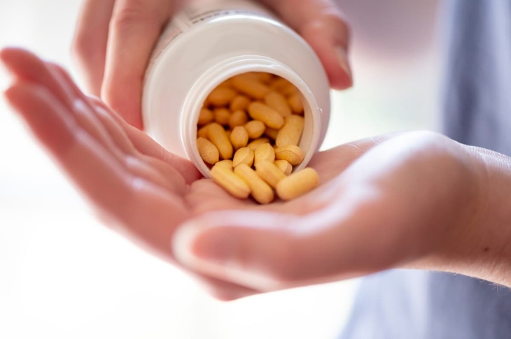 3 rủi ro tiềm ẩn khi vô tình sử dụng vitamin quá hạn sử dụng- Ảnh 1.