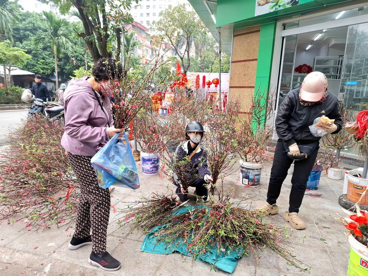 Phố phường rộn ràng không khí mua sắm Tết- Ảnh 2.