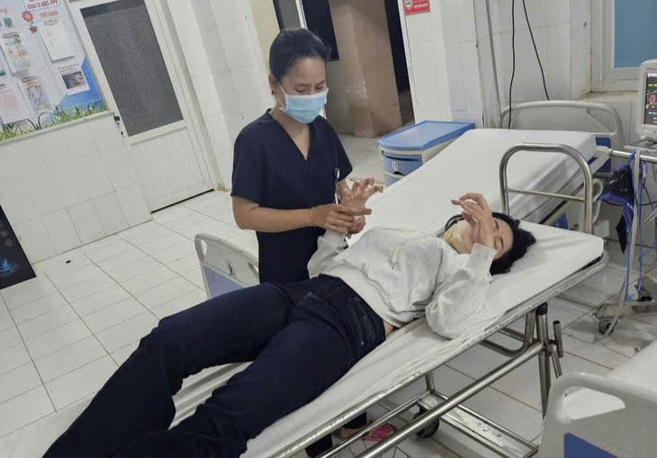CSGT dùng xe đặc chủng mở đường đưa nữ hành khách bị co giật đi cấp cứu- Ảnh 2.