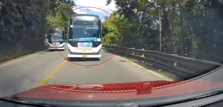 Xử phạt 2 tài xế vượt ẩu từ camera hành trình người dân- Ảnh 1.
