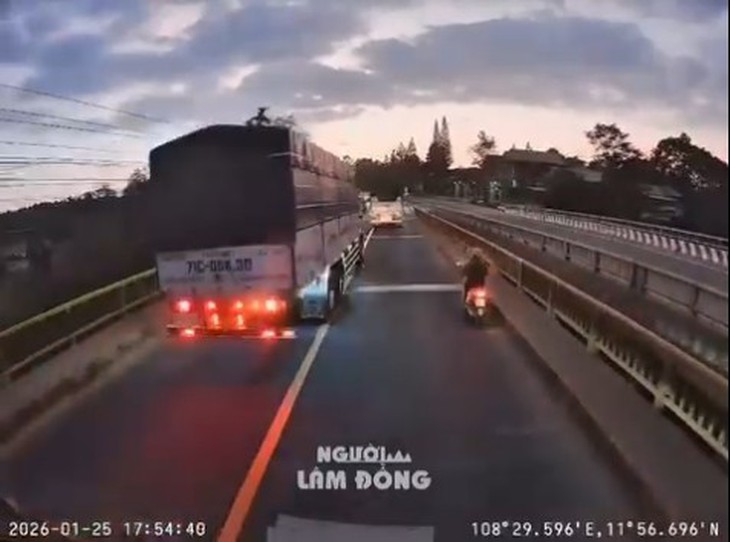 Xử phạt 2 tài xế vượt ẩu từ camera hành trình người dân- Ảnh 2.