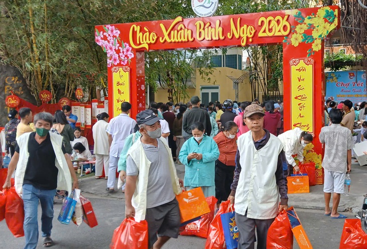 Gần 400 bệnh nhân ở Khánh Hòa hạnh phúc đi ‘Chợ Tết 0 đồng’- Ảnh 2.