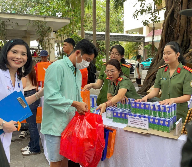 Gần 400 bệnh nhân ở Khánh Hòa hạnh phúc đi ‘Chợ Tết 0 đồng’- Ảnh 4.