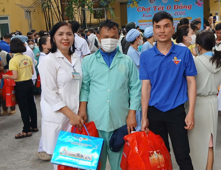Gần 400 bệnh nhân ở Khánh Hòa hạnh phúc đi ‘Chợ Tết 0 đồng’- Ảnh 6.