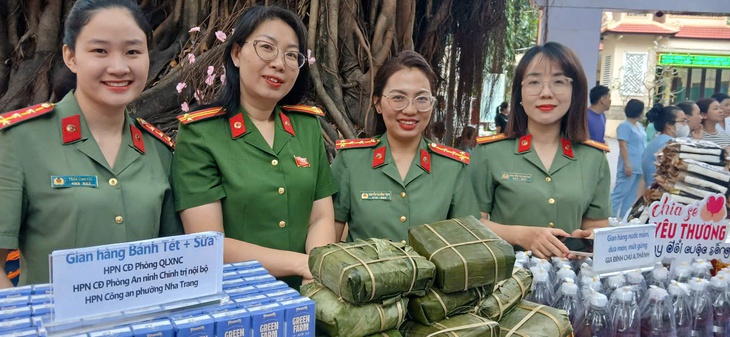 Gần 400 bệnh nhân ở Khánh Hòa hạnh phúc đi ‘Chợ Tết 0 đồng’- Ảnh 1.