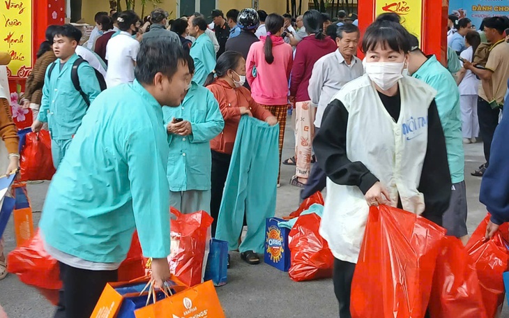 Gần 400 bệnh nhân ở Khánh Hòa hạnh phúc đi ‘Chợ Tết 0 đồng’