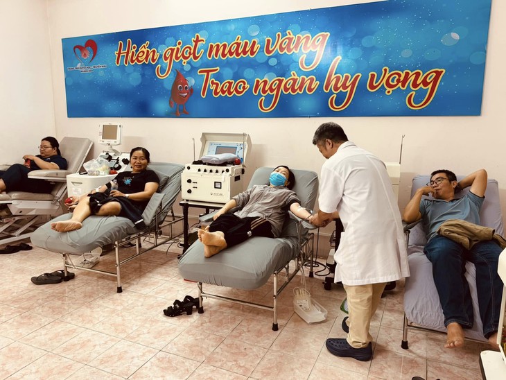 Khánh Hòa xuyên Tết tiếp nhận hiến máu, bảo đảm nguồn máu cứu chữa bệnh nhân- Ảnh 1.