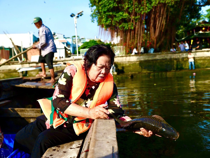Người TPHCM thuê ghe ra giữa sông để thả cá, tiễn ông Công, ông Táo- Ảnh 4.