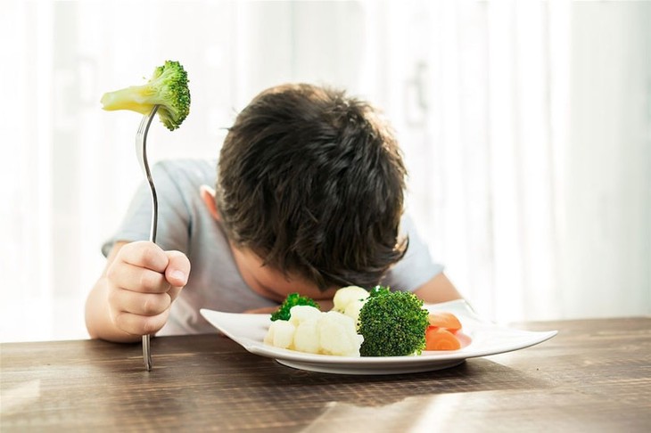 Nếu táo bón kéo dài, không cải thiện dù đã điều chỉnh ăn uống, cha mẹ nên đưa trẻ đi khám.
