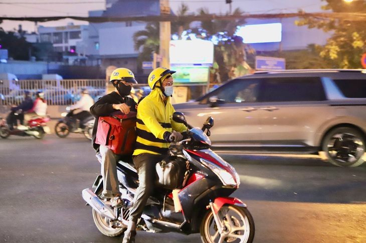 Cận Tết, các tuyến đường TPHCM kẹt cứng, người dân chật vật di chuyển- Ảnh 14.
