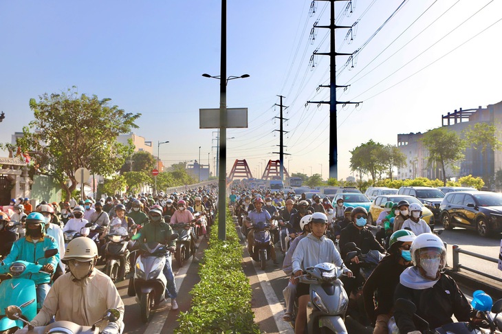 Cận Tết, các tuyến đường TPHCM kẹt cứng, người dân chật vật di chuyển- Ảnh 2.